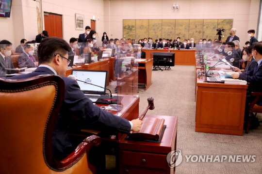 홍익표 위원장이 13일 오전 국회 문화체육관광위원회에서 열린 한국콘텐츠진흥원 등에 대한 국정감사에서 의사봉을 두드리고 있다.<연합뉴스>